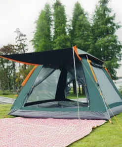 Altair otomatik kamp çadırı, tente açıklığıyla doğada kurulmuş şekilde önden görünüm. Geniş iç hacim ve sineklikli kapı detaylarıyla birlikte.