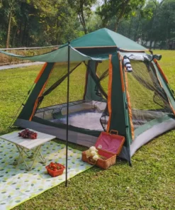 Altair otomatik kamp çadırı, açık sineklikli yapısı ve yanında piknik alanı ile yeşil doğada kurulmuş şekilde görülüyor.