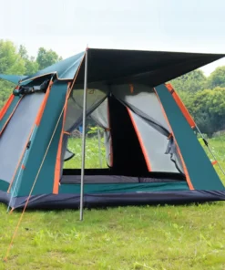 Altair otomatik kamp çadırı doğada kurulu şekilde, gölgelik alanı açık ve sineklikli girişleri ile yeşil alanda gösteriliyor.